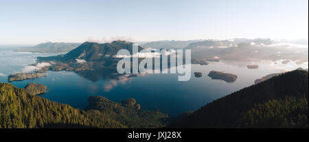 Bucht mit Wald, Inseln und Panoramablick Stockfoto