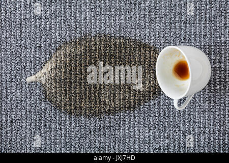 Verschüttete Tasse Kaffee trinken Auf dem Teppich Stockfoto
