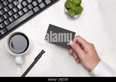 Mockup von schwarzen Geschäft Karten in der Hand des Menschen Stockfoto