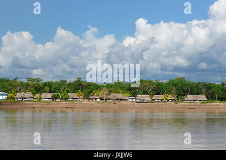 Peru, peruanische Amazonas-Landschaft. Die Foto heutige typische Indianerstämme Siedlung im Amazonas Stockfoto