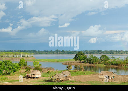 Peru, peruanische Amazonas-Landschaft. Die Foto heutige typische Indianerstämme Siedlung im Amazonas Stockfoto