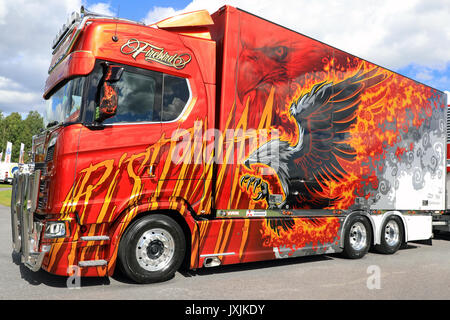 ALAHARMA, Finnland - 11. AUGUST 2017: Das neue Cool super truck Scania S580 der nächsten Generation Firebird von Ristimaa Trucking auf Anzeige auf Power Truck Show Stockfoto