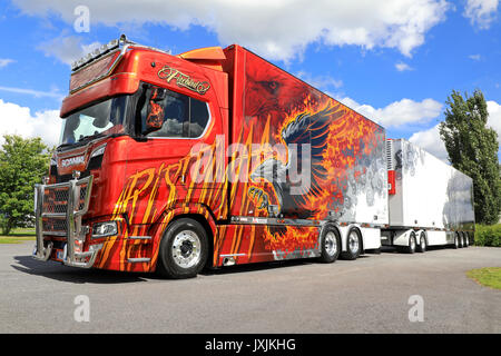 ALAHARMA, Finnland - 11 AUGUST, 2017: Der neue Super Truck Scania S580 der nächsten Generation Firebird von Ristimaa Trucking auf Anzeige auf Power Truck Show 2017 Stockfoto