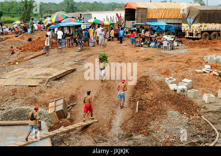 PERU, AMAZONIEN - Juni 02: Beladen des Schiffes in einem Hafen am Ufer des Amazonas im Juni 02, 2012 Stockfoto