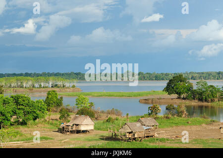 Peru, peruanische Amazonas-Landschaft. Die Foto heutige typische Indianerstämme Siedlung im Amazonas Stockfoto