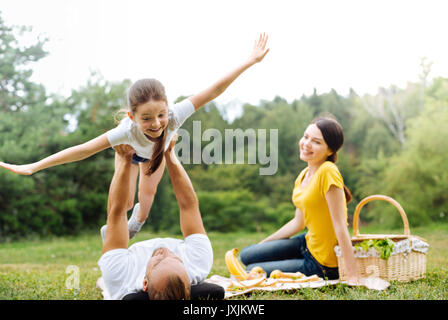 Adorable girl wenig vorgibt, Flugzeug. Stockfoto