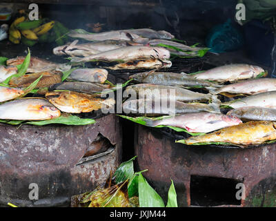 Südamerika, Schildkrötensuppe aus der großen Shell der Schildkröte auf dem Markt in der Großstadt in Amazonien Iquitos, Peru serviert. Stockfoto