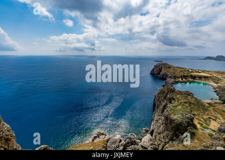 Blick auf die St. Paul's Bay an einem bewölkten Tag, Blick von der Burg Lindos, Insel Rhodos, Griechenland Stockfoto