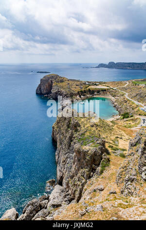 Blick auf die St. Paul's Bay an einem bewölkten Tag, Blick von der Burg Lindos, Insel Rhodos, Griechenland Stockfoto