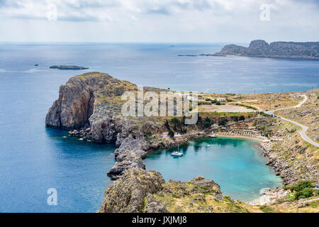 Blick auf die St. Paul's Bay an einem bewölkten Tag, Blick von der Burg Lindos, Insel Rhodos, Griechenland Stockfoto