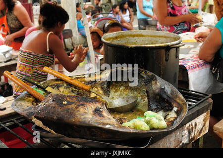 Südamerika, Schildkrötensuppe aus der großen Shell der Schildkröte auf dem Markt in der Großstadt in Amazonien Iquitos, Peru serviert. Stockfoto