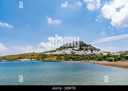 Blick auf Lindos Stadt, Schloss und Megali Paralia Strand an einem schönen Tag, Insel Rhodos, Griechenland Stockfoto