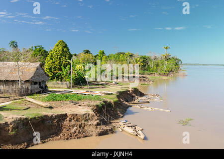 Peru, peruanische Amazonas-Landschaft. Die Foto heutige typische Indianerstämme Siedlung im Amazonas Stockfoto