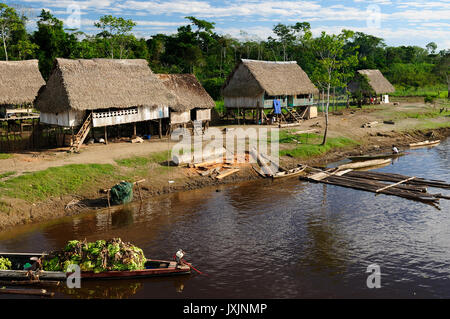 Amazonas Landschaft. Typisch indischen Stämme in Peru Stockfoto