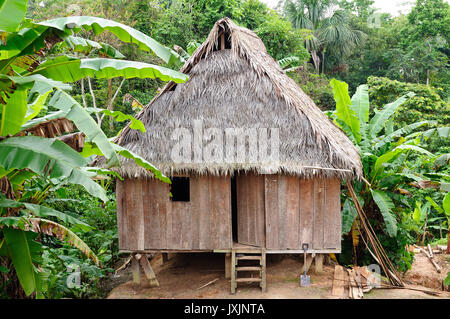 Peru, peruanische Amazonas-Landschaft. Die Foto heutige typische Indianerstämme Siedlung im Amazonas Stockfoto