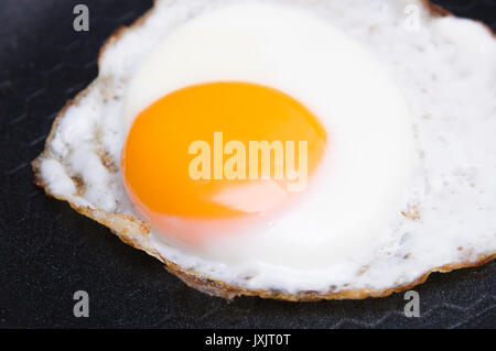 Spiegelei auf Pfanne Stockfoto