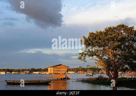 Peru, peruanische Amazonas-Landschaft. Die Foto heutige typische Indianerstämme Siedlung im Amazonas Stockfoto