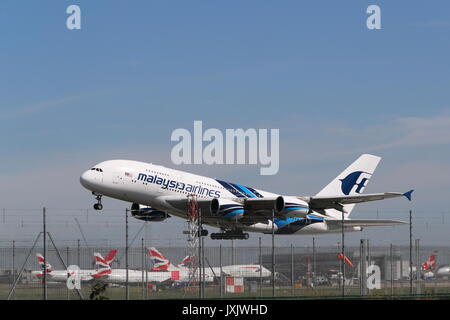 Malaysia Airlines Airbus A380 9 M-MNE hebt ab London Heathrow Flughafen, Großbritannien Stockfoto