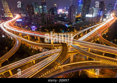 Nacht Yanan Straße Überführung, Shanghai Stockfoto