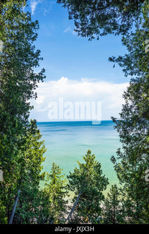 Ein Blick auf den Lake Huron von Arch Rock Trail auf Mackinac Island im nördlichen Michigan, USA Stockfoto