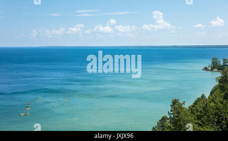 Kajak Party am Lake Huron; Blick von Mackinack Insel, nördlichen Michigan, USA Stockfoto