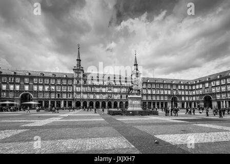 Madrid, Spanien - 22. Mai 2014: Plaza Mayor mit Statue des Königs Philips III in Madrid, Spanien. Schwarz und Weiß retro Style. Architektur und Wahrzeichen von Stockfoto