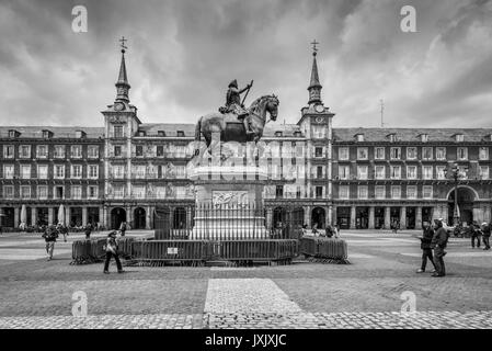 Madrid, Spanien - 22. Mai 2014: Plaza Mayor mit Statue des Königs Philips III in Madrid, Spanien. Schwarz und Weiß retro Style. Architektur und Wahrzeichen von Stockfoto