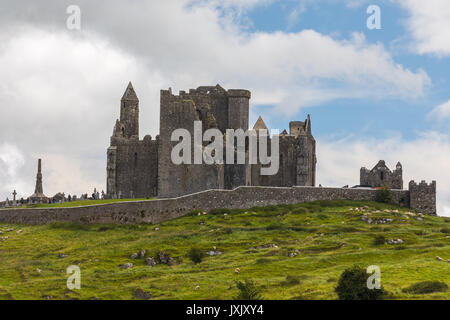 Der Rock Of Cashel, auch als Cashel der Könige und St. Patrick's Rock bekannt, ist ein historischer Ort in Cashel, Grafschaft T entfernt Stockfoto