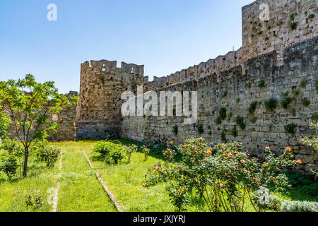 Malerische Mauern der Altstadt von Rhodos, in der Nähe der Freiheit Tor und St Paul's Gate, Insel Rhodos, Griechenland Stockfoto