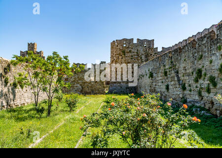 Malerische Mauern der Altstadt von Rhodos, in der Nähe der Freiheit Tor und St Paul's Gate, Insel Rhodos, Griechenland Stockfoto