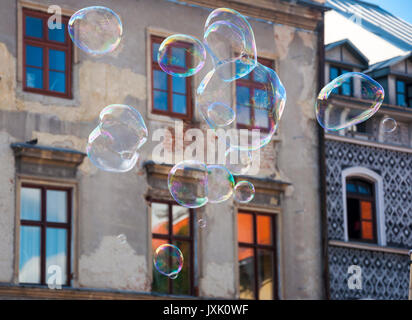 Sopa Seifenblasen schweben über Altstadt Häuser Stockfoto