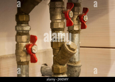 Wasser Rohre und Ventile für Heizung Ofen angeschlossen Stockfoto