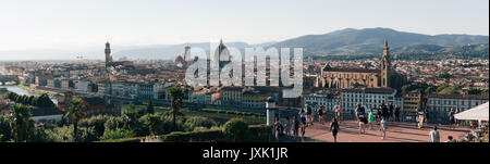 Panorama von Florenz Skyline von der Piazzale Michelangelo, dem Touristen auf der Aussichtsplattform. Stockfoto