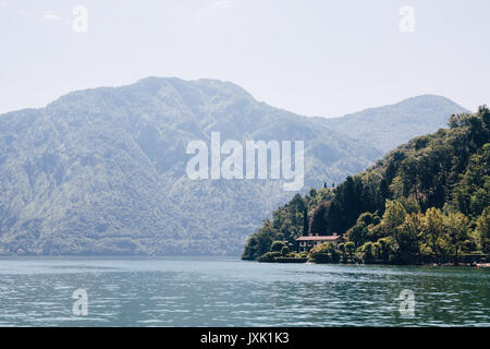 Malerische Landschaft über den Comer See, Italien auf einem hellen Sommertag Stockfoto
