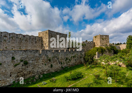 Malerische Mauern der Altstadt von Rhodos, in der Nähe der Freiheit Tor und St Paul's Gate, Insel Rhodos, Griechenland Stockfoto