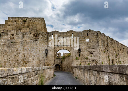 Der zweite Teil des Tores von Saint John (koskinou Tor) und führende Brücke, Altstadt von Rhodos, Griechenland Stockfoto