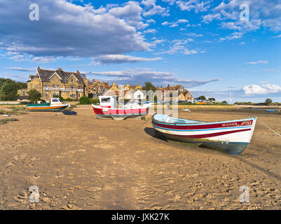 dh Northumbria Anchorage Hafen ALNMOUTH BAY NORTHUMBERLAND UK Fischerboote Sommer Abend Küste Fisch Boot Strand ebb Hafen England Stockfoto