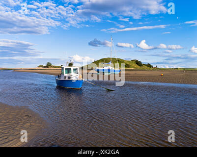 Dh Alnmouth Bay ALNMOUTH NORTHUMBERLAND Boote Yachtcharter Northumbria boot Sommerabend Küste uk Stockfoto