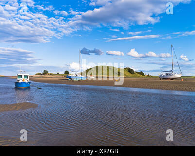 dh Alnmouth Bay ALNMOUTH NORTHUMBERLAND Boat Yachts Northumbria boat summer Abend an der Anchor Coast uk Anchorage Ebbe Stockfoto