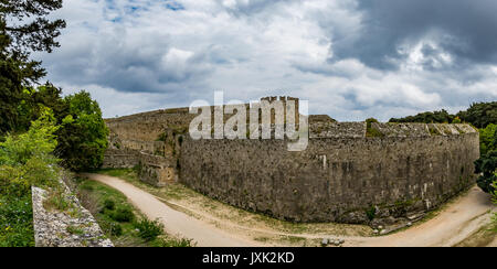 Die mittelalterlichen Mauern von Rhodos und Graben unter Moody bewölkter Himmel, Insel Rhodos, Griechenland Stockfoto