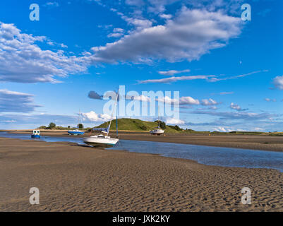 dh Alnmouth Bay ALNMOUTH NORTHUMBERLAND Boat Yachts Northumbria boat summer Abend an der Ankerküste landschaftlich blauer Himmel england großbritannien Stockfoto