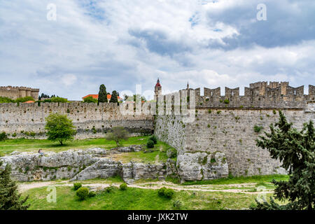 Die mittelalterlichen Mauern von Rhodos und Graben unter Moody bewölkter Himmel, Insel Rhodos, Griechenland Stockfoto