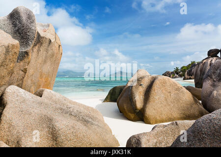 Weißer Traumstrand Anse Source d ' Argent in La Digue, Seychellen mit großen Granitfelsen am Morgen Stockfoto