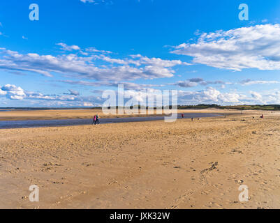 dh Alnmouth Beach ALNMOUTH NORTHUMBERLAND Menschen zu Fuß Sandstrand nördlich Northumbria Sommer Abend Strand blauen Himmel Bucht Wanderer Küste Stockfoto