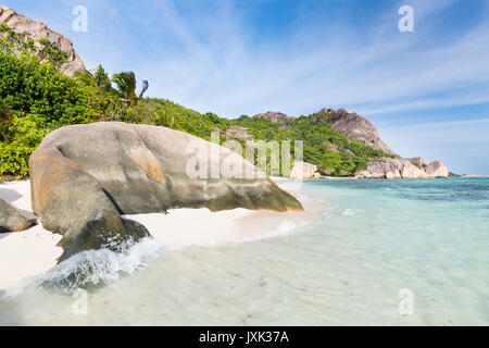 Weißer Traumstrand Anse Source d ' Argent in La Digue, Seychellen mit malerischen Granitfelsen Stockfoto