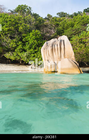 Strand und Granie Felsen in La Digue, Seychellen gesehen aus dem Wasser am Abend Stockfoto