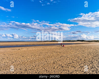 Dh Alnmouth Strand ALNMOUTH NORTHUMBERLAND Menschen Sand strand Northumbria Sommer Abend beach blue sky Küste uk Stockfoto