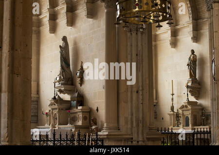 Falaise, Calvados, Normandie, Frankreich. Kirche der Heiligen Dreifaltigkeit. Aug 2017, die Kirche der Heiligen Dreifaltigkeit in Falaise ist eine gotische Kirche aus dem 13. Jahrhundert. Eine e Stockfoto