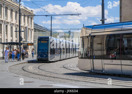 Moderne Straßenbahn im Stadtzentrum von Tours, Indre-et-Loire, Frankreich. Stockfoto