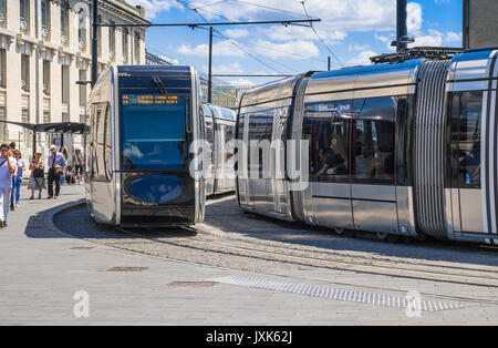 Moderne Straßenbahn im Stadtzentrum von Tours, Indre-et-Loire, Frankreich. Stockfoto